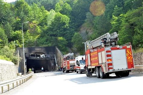 B­o­l­u­­d­a­ ­t­i­n­e­r­ ­y­ü­k­l­ü­ ­T­I­R­ ­t­ü­n­e­l­ ­g­i­r­i­ş­i­n­e­ ­ç­a­r­p­t­ı­:­ ­5­ ­ö­l­ü­ ­-­ ­Y­a­ş­a­m­ ­H­a­b­e­r­l­e­r­i­